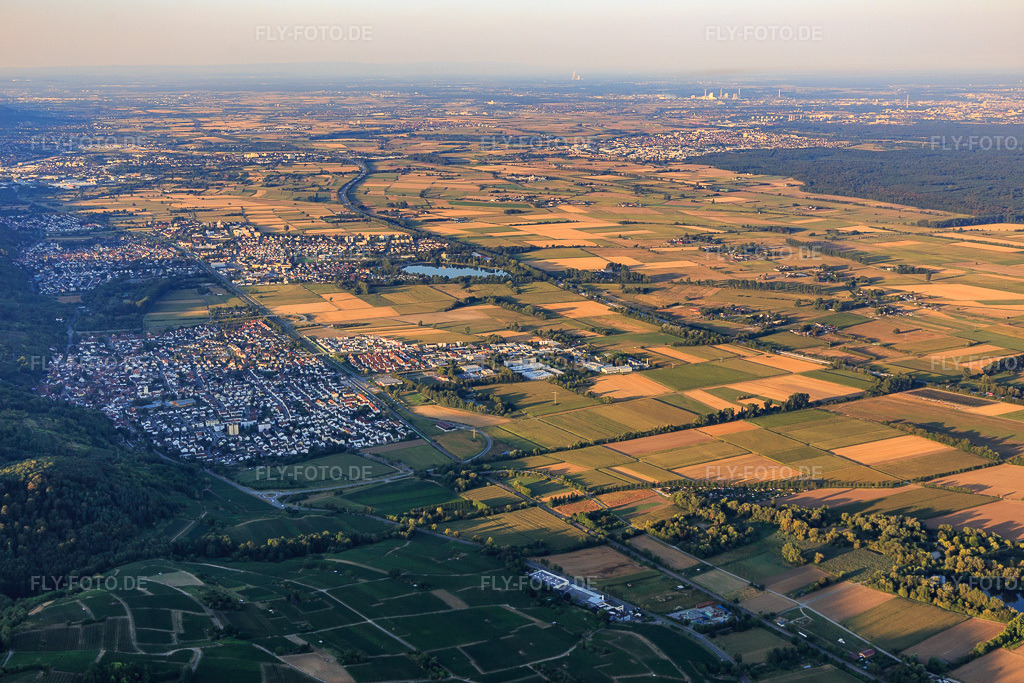 Luftbild: Ortsansicht an der Bergstraße aus Norden in Laudenbach im Bundesland Baden-Württemberg in Deutschland. Foto: IMG_109460.jpg vom 31.07.2018 durch Werner Riehm/FLY-FOTO.de
