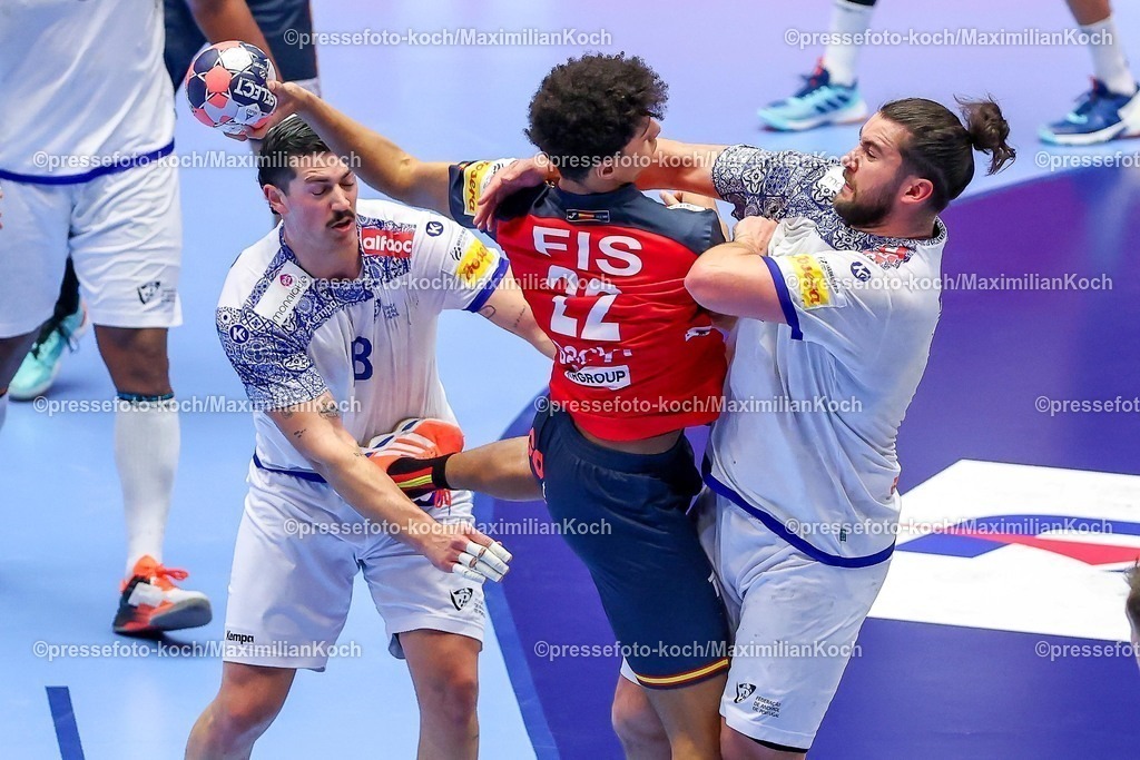 EHF28012601027 | 28.01.2026, Handball, Men's EHF EURO 2026, Spanien - Portugal, Jyske Bank Boxen in Herning, Dänemark, Main Round:  Marcos Fis Ballester (Espania #22) im Zweikampf gegen   Luis Diogo Sousa Frade (Portugal #82)  Rocha Nogueira (Portugal #13)