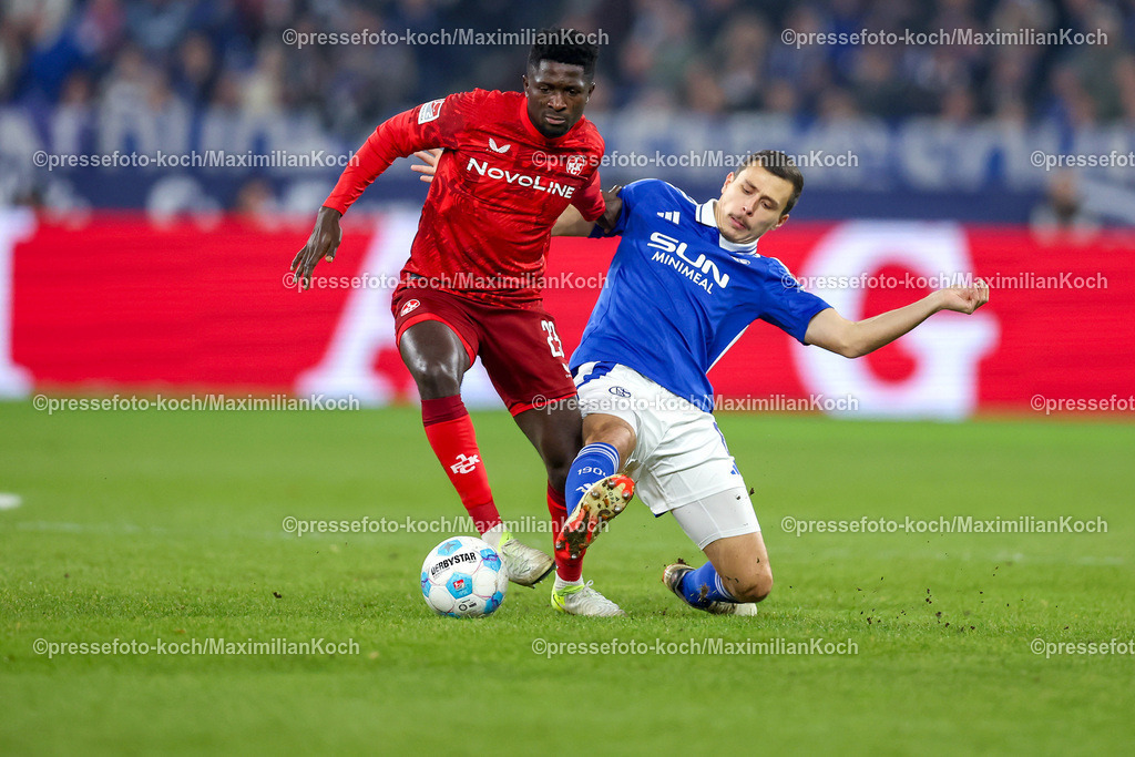 Schalke29112401026 | 29.11.2024, Fußball, FC Schalke 04 - 1. FC Kaiserslautern, 2. Fußball Bundesliga, Veltins-Arena Gelsenkirchen, Saison 2024 2025: Zweikampf Afeez Aremu (FCK #23)^gegen Ron Schallenberg (S04 #6)DFB regulations prohibit any use of photographs as image sequences and or quasi-video.