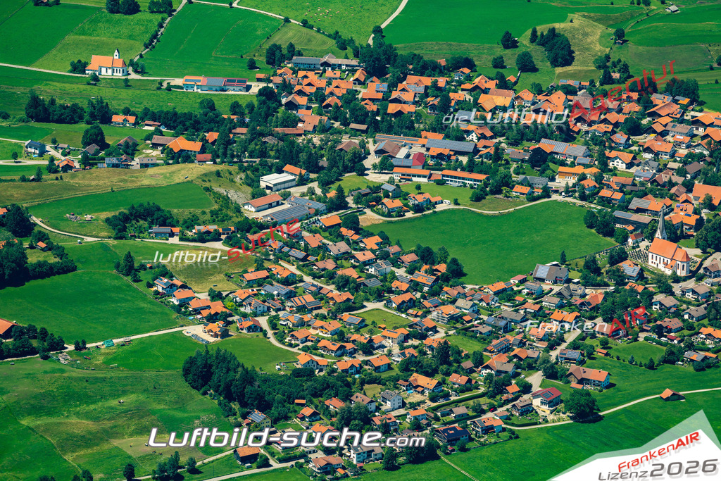 Aktuelles Luftbild von  Burggen - Die Luftaufnahme wurde 2022 mittels UL-Flugzeug erstellt ( keine Drohne ) - hochauflösende Kamera-Systeme von  Canon -Beste Qualität - Für grossformatige Ausdrucke geeignet. Die Geschenkidee !