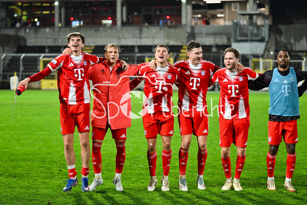 FC Bayern Amateure - SpVgg Unterhaching | MÜNCHEN, DEUTSCHLAND - 24. FEBRUAR: die kleinen Bayern feiern zusammen mit den Fans den Heimsieg gegen Unterhaching nach dem Spiel zwischen den Amateuren des FC Bayern München und der SpVgg Unterhaching am 25. Spieltag der Regionalliga Bayern im Grünwalder Stadion / Guido DELLA ROVERE (FC Bayern München II 10), Benno SCHMITZ (FC Bayern München II 6)