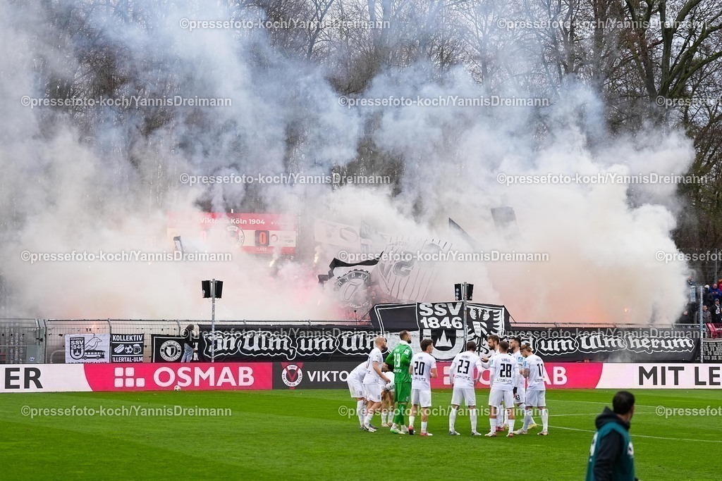 xYDRx06122501014 | 06.12.2025, xydrx, Fußball, 3.Liga, FC Viktoria Köln - SSV Ulm 1846, Saison 2025 2026, Sportpark Höhenberg: Fans vom SSV Ulm 1846 zeigen eine Choreografie mit der Aufschrift: In Ulm um Ulm und um Ulm herum und zünden dabei Pyrotechnik        DFB regulations prohibit any use of photographs as image sequences and or quasi-video.Photo: xYannisxDreimannxPressefotoKochx