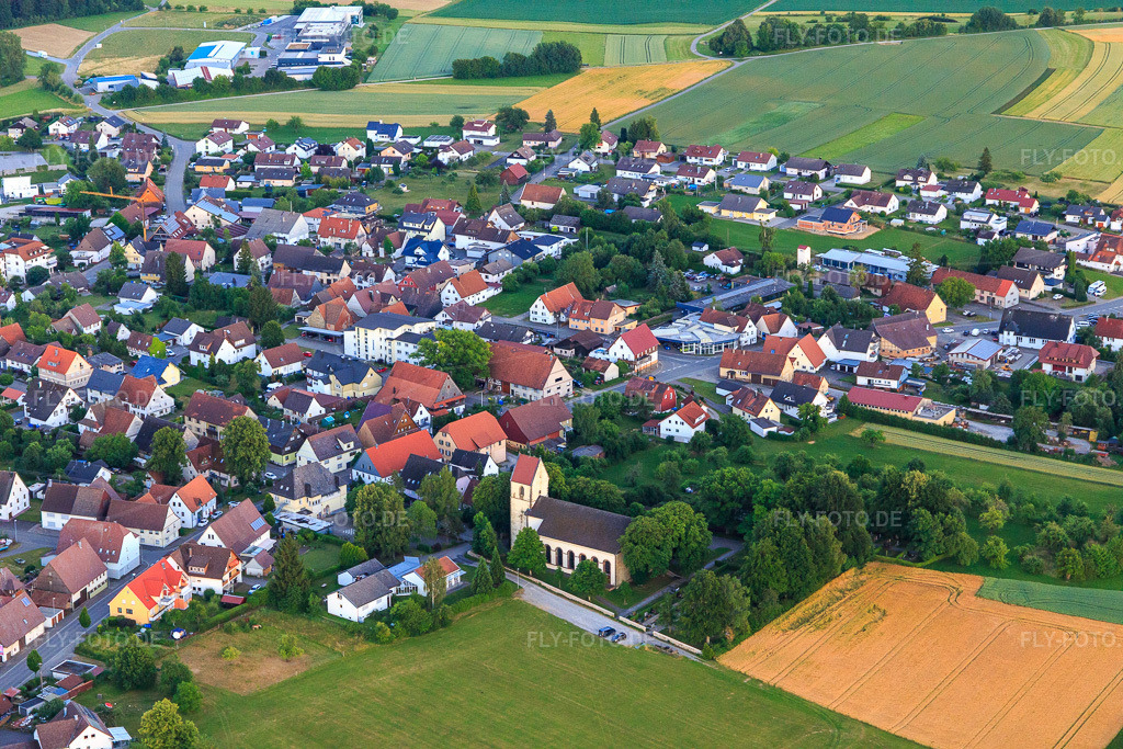 Luftbild: Dorfansicht aus Norden mit Kirche St. Otmar im Ortsteil Hochmössingen in Oberndorf im Bundesland Baden-Württemberg in Deutschland. Foto: IMG_149119.jpg vom 28.06.2025 durch Werner Riehm/FLY-FOTO.de