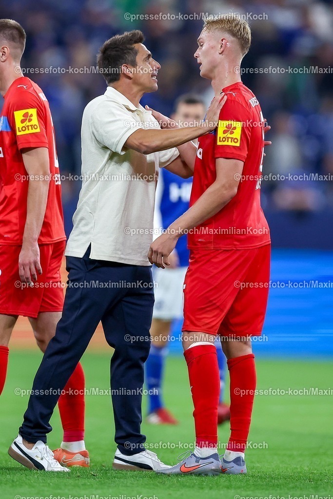 S0413092501198 | 13.09.2025, Fußball, FC Schalke 04 - Holstein Kiel, 5.Spieltag, 2. Fußball Bundesliga, Veltins-Arena Gelsenkirchen, Saison 2025 2026: Cheftrainer Marcel Rapp (Holstein Kiel)  zusammen mit Kasper Davidsen (Holstein Kiel #15) nach dem 1:0 Sieg auf dem Spielfeld DFB regulations prohibit any use of photographs as image sequences and or quasi-video.