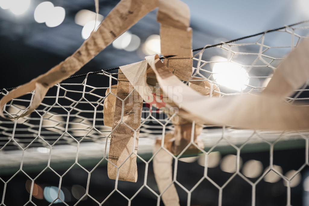 Fußball | Männer | Saison 2025/2026  | Fußball-Bundesliga | 27. Spieltag | FC St. Pauli vs. SC Freiburg | 22.04.2026 | Klopapier liegt auf dem Tor