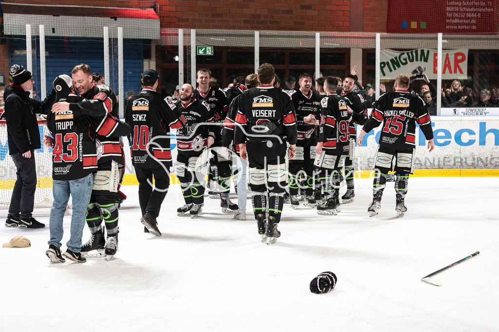EHC Königsbrunn - TEV Miesbach | Grenzenloer Jubel beim EHC Koenigsbrunn nach dem Gewinn der Bayerliga Meisterschaft im Spiel 3 der Playoffserie gegen den TEV Miesbach / Jubel / Freude / Siegerfoto