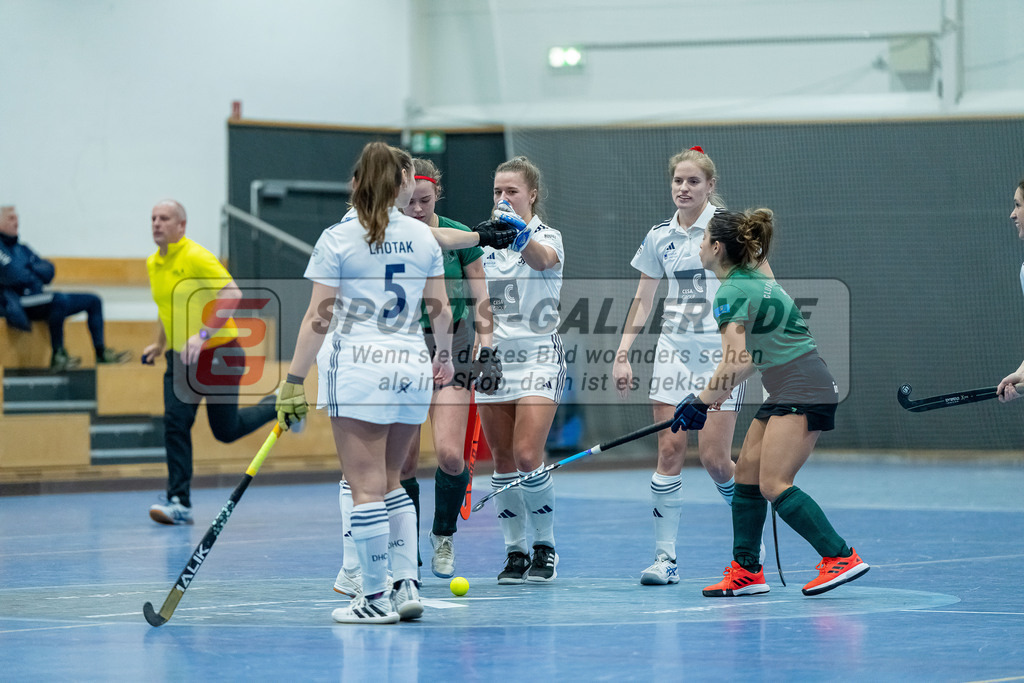 HK_20240113_107923 | 1. Bundesliga Damen Düsseldorfer HC - Club Raffelberg am 13.1.2024 DHC Halle, Düsseldorf , Mabel Brands ( Düsseldorfer HC #7 ) , Annika Sprink ( Düsseldorfer HC #3 ) , Pia Lhotak ( Düsseldorfer HC #5 ) , Elisa Gräve ( Düsseldorfer HC #26 )