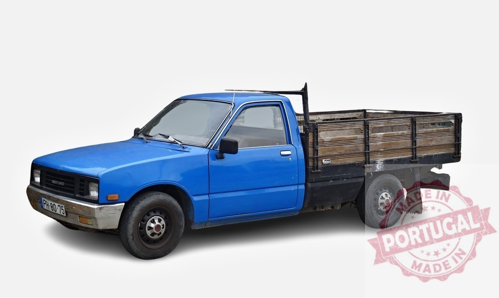 Blue Isuzu Pickup Truck with Wooden Cargo Bed on White Background | Classic blue Isuzu pickup truck featuring a weathered wooden cargo bed, parked against a white backdrop - Realisiert mit Pictrs.com