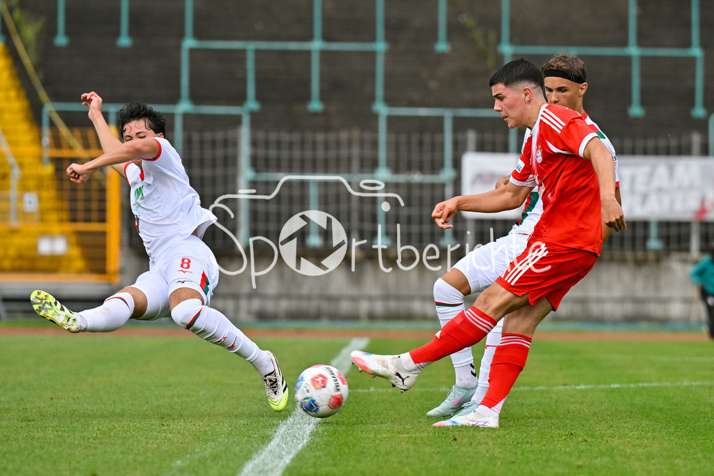 FC Augsburg II - FC Bayern Amateure | Franz BLEICHER (FC Augsburg II 8) blockt den Schuss von Felipe CHAVEZ (FC Bayern Muenchen II 8) / Duell / Zweikampf / Regionalliga Bayern: FC Augsburg II - FC Bayern Muenchen II, Rosenaustadion am 25.07.2025