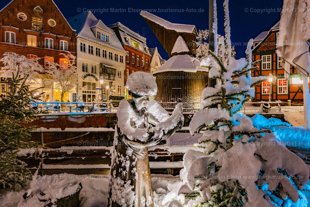 Stade Fischmarkt Mutter Flint Altstadt Winter Schnee_ELS_2467030126 | Fotos aus den Touristenorten aus Norddeutschland. - Realisiert mit Pictrs.com