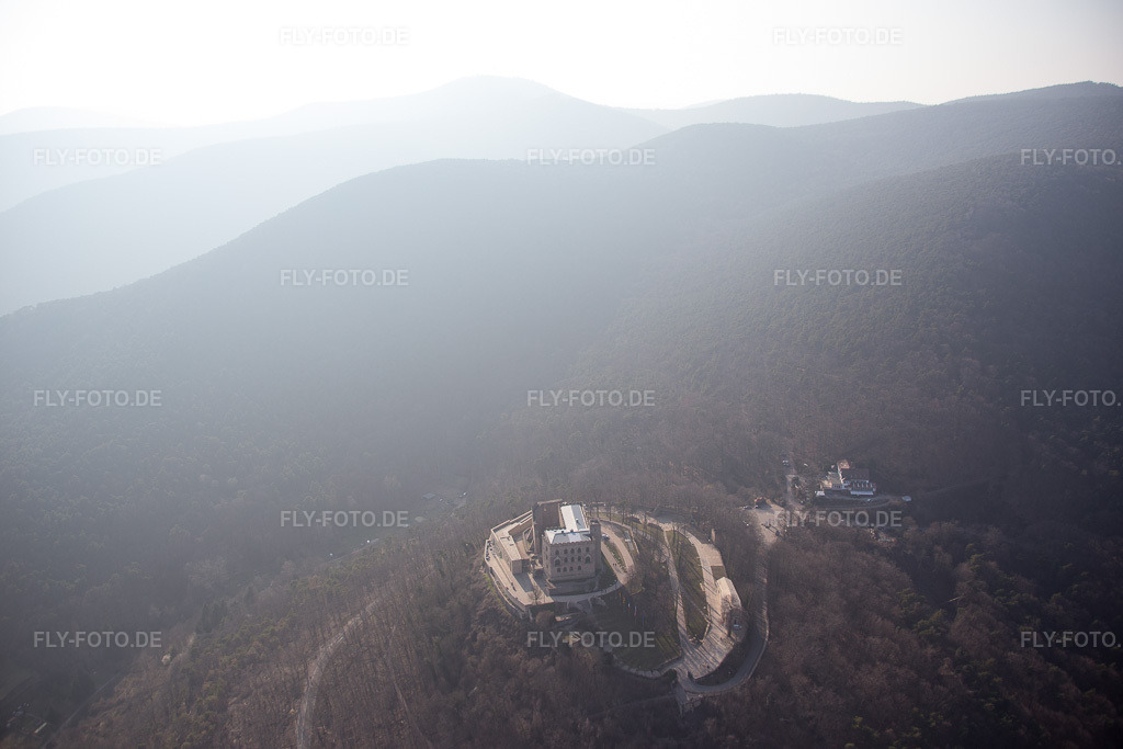 Luftbild: Hambacher Schloß im Ortsteil Diedesfeld in Neustadt im Bundesland Rheinland-Pfalz in Deutschland. Foto: IMG_086525.jpg vom 18.03.2016 durch Werner Riehm/FLY-FOTO.de