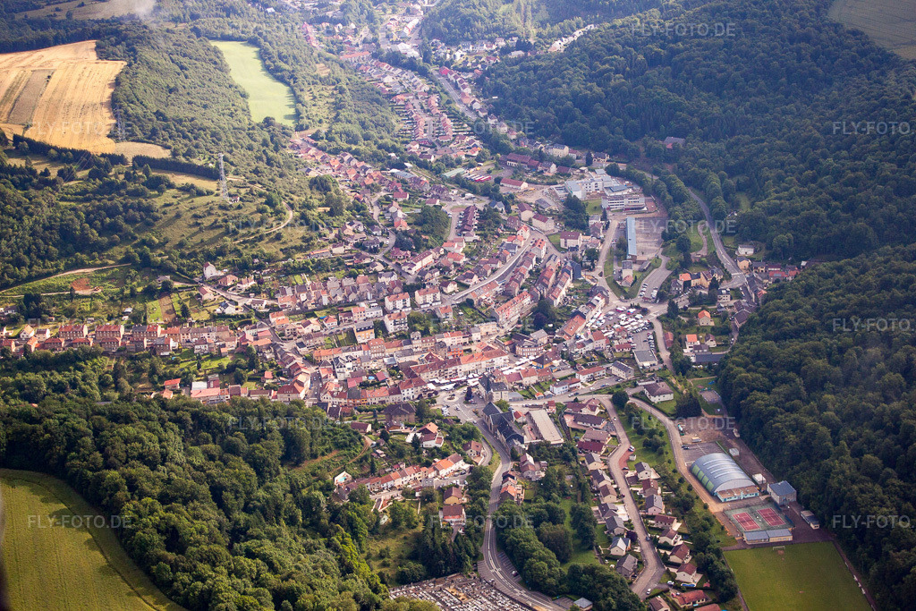 Luftbild: Ortsansicht der Straßen und Häuser der Wohngebiete in Ottange im Bundesland Moselle in Frankreich. Foto: IMG_50556.jpg vom 23.06.2012 durch Werner Riehm/FLY-FOTO.de
