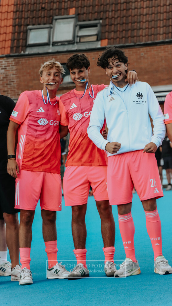 EM_MU18_F_GER-BEL_Lille_bearbeitet_Pokalbilder (12 von 137) | lanaschraderfotografie - Realisiert mit Pictrs.com