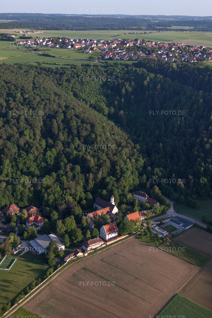 Luftbild: Dorf - Ansicht im Ortsteil Hausen ob Urspring in Schelklingen im Bundesland Baden-Württemberg in Deutschland. Foto: IMG_67120.jpg vom 08.06.2014 durch Werner Riehm/FLY-FOTO.de