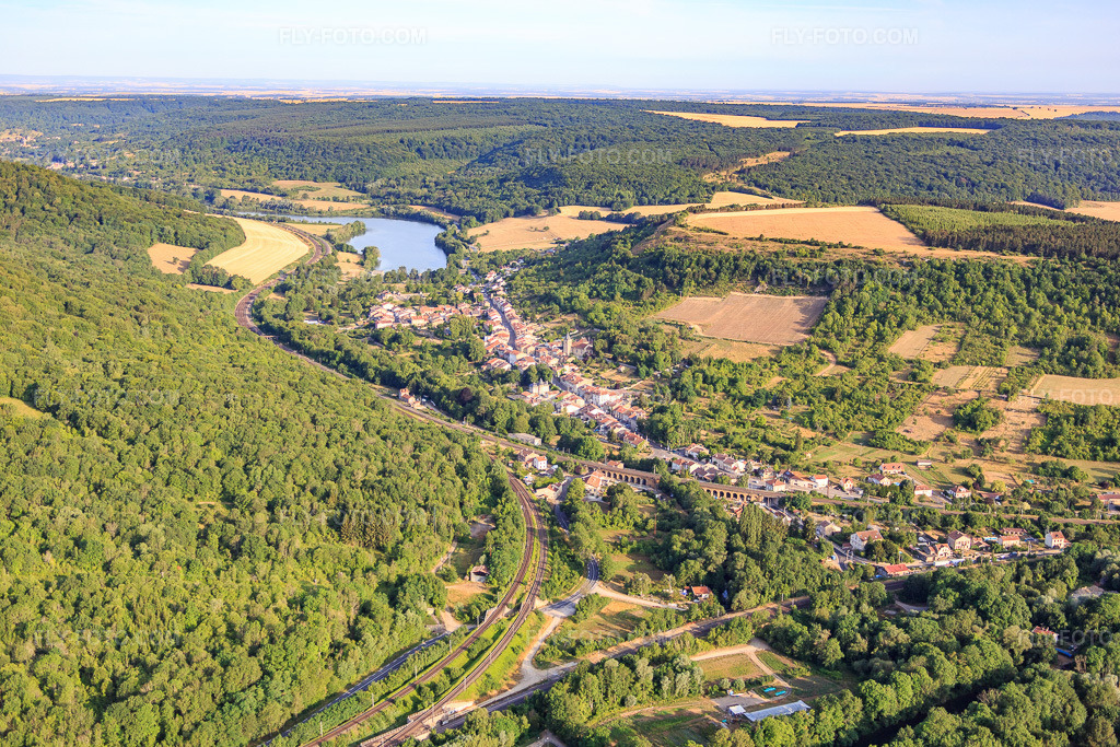 Aerial view: Village in the Moselle valley at the railway triangle from the east in Arnaville in the state Meurthe et Moselle, France.Photo: IMG_083253.jpg taken on 07/12/2015 by Werner Riehm/FLY-FOTO.comResolution of the original: 5472 x 3648 px