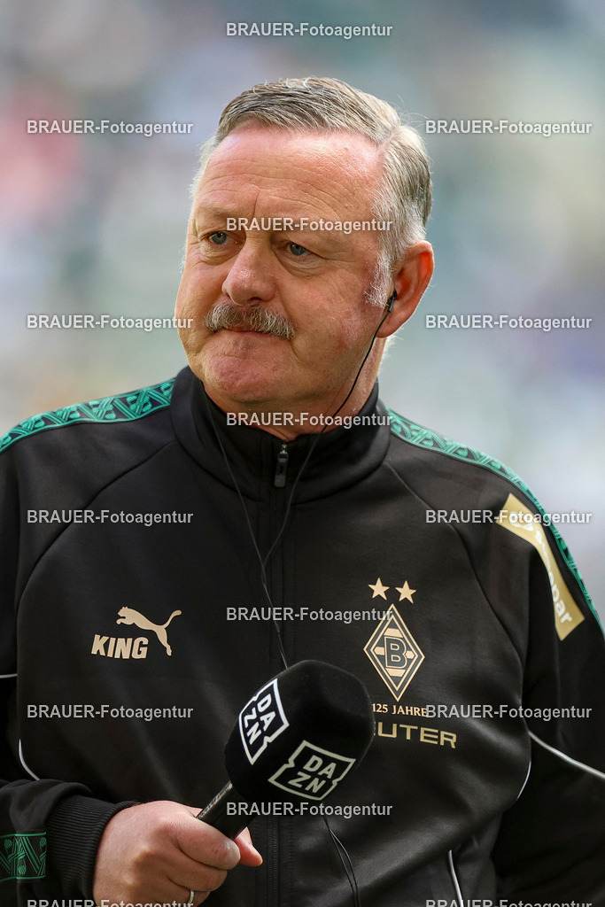 Borussia Mönchengladbach vs Hamburger SV - Bundesliga  | Mönchengladbach, Deutschland, 24.08.25:   Roland Virkus (Geschäftsführer Sport Borussia Mönchengladbach) schaut  im Interview waehrend des Spiels der Bundesliga zwischen Borussia Mönchengladbach vs Hamburger SV im Stadion im Borussia Park(Foto von Brauer-Fotoagentur / Adrian Schlueter)