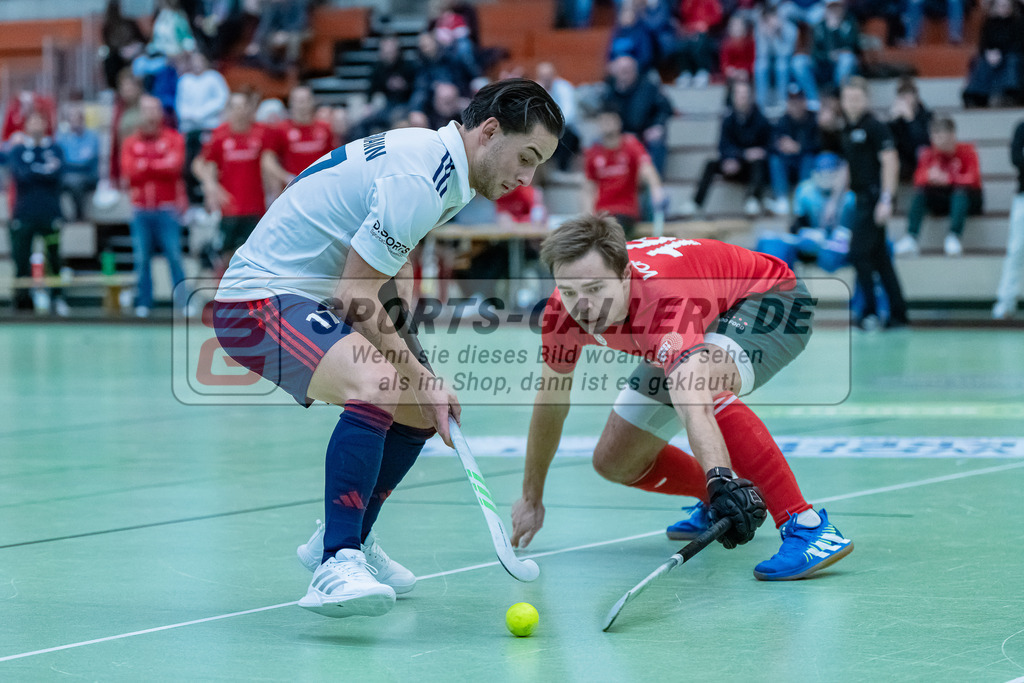 HK_20231217_107619 | 1. Bundesliga Herren Crefelder HC - Düsseldorfer HC  am 17.12.2023 Sporthalle Glockenspitz, Krefeld , Halfmann Laurens ( Düsseldorfer HC #17 ) , van Ehren Christian ( Crefelder HTC #16 )
