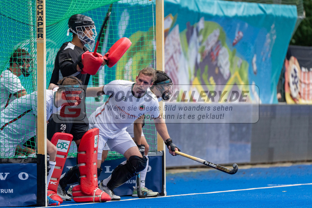 Final4_20250601-1459-HK108666 | Krefeld, Deutschland, 01.06.2025:  Feldhockey Final4 2025 – „Deutsche Feldhockey-Meisterschaften 2025“ Crefelder HTC - Rot-Weiss Köln (Finale Herren) im Gerd-Wellen-Hockeyanlage am 01.06.2025 in Krefeld, Deutschland. (Foto von Kramhöller/Fehrmann/Kaste)Krefeld, Germany, 01.06.2025: Feldhockey Final4 2025 – „Deutsche Feldhockey-Meisterschaften 2025“ Harvestehuder HTC - Düsseldorfer HC (Finale Damen) in Gerd-Wellen-Hockeyanlage at 01.06.2025 in Krefeld, Deutschland. (Foto from Kramhöller/Fehrmann/Kaste)