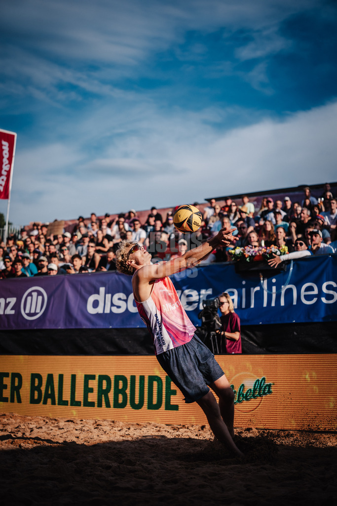 Beachvolleyball | Männer | Allianz German Beach Tour 2025 | Tourstop München | 11.07.2025 | Tamo Wüst spielt den Ball