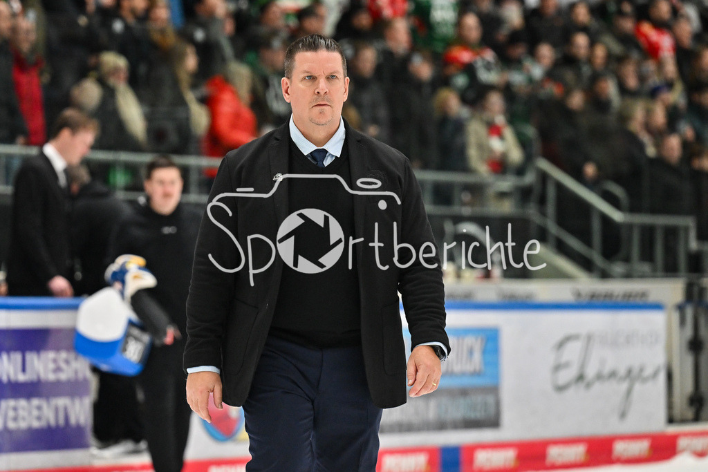 Augsburger Panther - Löwen Frankfurt | AUGSBURG, GERMANY - 16. JANUARY: im Bild Tom POKEL Headcoach Löwen Frankfurt nach der Niederlage in Augsburg nach dem Match zwischen den Augsburger Panthern und den Löwen Frankfurt am 40. Spieltag der penny DEL im Curt Frenzel Stadion
