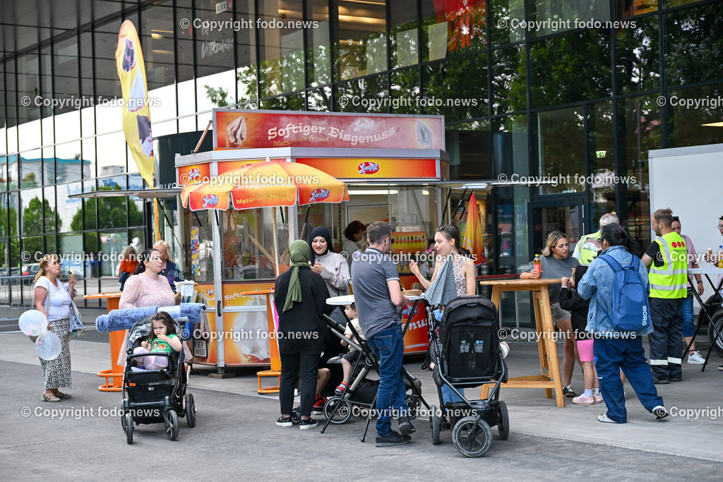 Eroeffnung Moemax Linz_ 15.05.2024-5 | 15.05.2024, Linz, AUT, Eroeffnung Moemax, im Bild Eiswagen