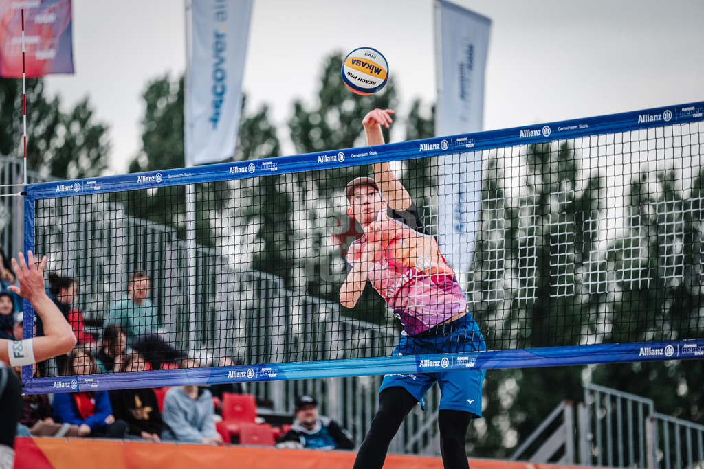 Beachvolleyball | Männer | German Beach Tour 2024 | Tourstop Bremen | 07.06.2024 | Philipp Huster beim Angriff