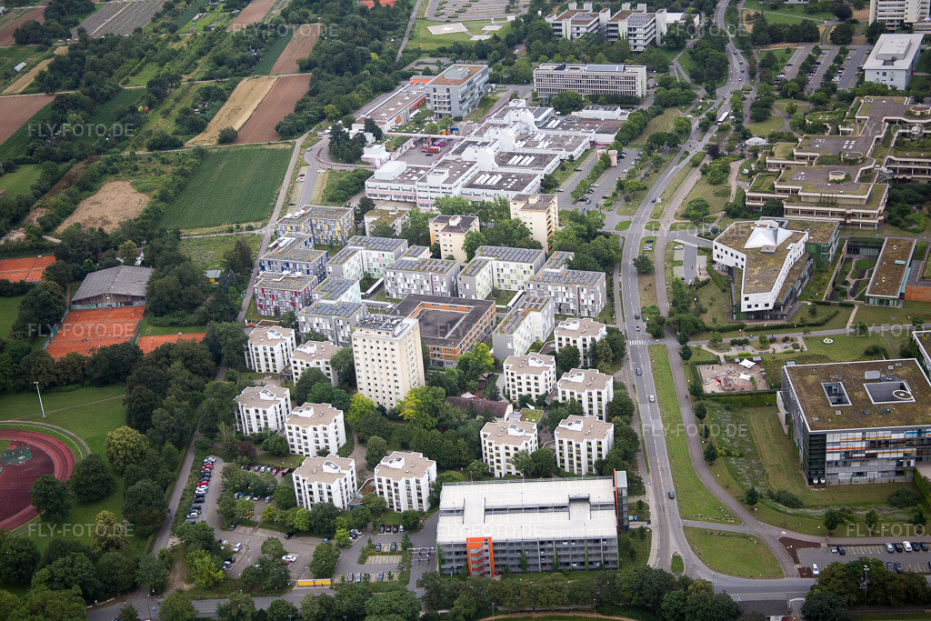 Luftbild: Studenten-Wohnheim Gebäude Studentenwohnheim INF 681 und Internationale Studienzentrum (ISZ) im Ortsteil Handschuhsheimer Feld im Ortsteil Klausenpfad-Süd in Heidelberg im Bundesland Baden-Württemberg in Deutschland. – Foto: IMG_090798.jpg vom 04.07.2016 durch Werner Riehm/FLY-FOTO.de – Auflösung des Originals: 5472 x 3648 px