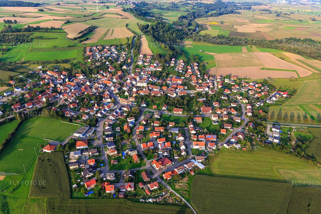 Luftbild: Dorfansicht von Südwesten im Ortsteil Blochingen in Mengen im Bundesland Baden-Württemberg in Deutschland. Foto: IMG_102912.jpg vom 26.08.2017 durch Werner Riehm/FLY-FOTO.de