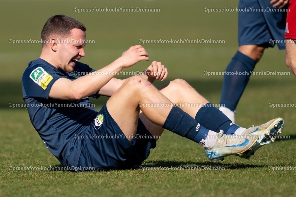 xYDR08032501040 | 08.03.2025, xydrx, Fußball, Fortuna Düsseldorf II (U23) - FC Gütersloh, Regionalliga West, Paul-Janes-Stadion: Phil Beckhoff (FC Gütersloh #8) am Boden sitzend mit Schmerzen