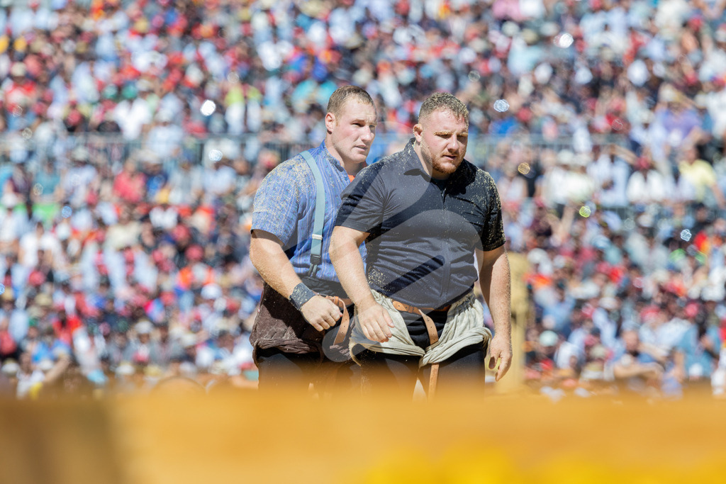 ESAF2025_06Gang_6460 | Die Schwinger des Schwyzer Kantonalen Schwingerverbandes: Fotos, die Dynamik und Leidenschaft festhalten, sowie emotionale Momente aus dem traditionellen Schwingsport zeigen. - Realisiert mit Pictrs.com
