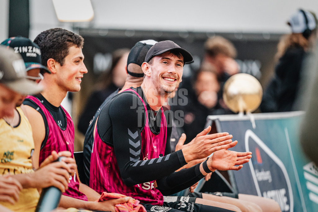 Beachvolleyball | Männer | Queen and King of the Court | Hamburg | 02.06.2024 | Lukas Pfretzschner applaudiert nach dem Spiel