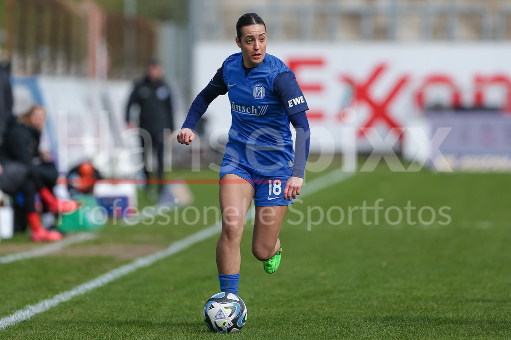 Fussball, 2. Frauen-Bundesliga, SV Meppen - FC Ingolstadt 04 | v.li.: Selma Licina (SV Meppen, 18) am Ball, Freisteller, Einzelbild, Ganzkörper, Aktion, Action, Spielszene, DIE DFB-RICHTLINIEN UNTERSAGEN JEGLICHE NUTZUNG VON FOTOS ALS SEQUENZBILDER UND/ODER VIDEOÄHNLICHE FOTOSTRECKEN. DFB REGULATIONS PROHIBIT ANY USE OF PHOTOGRAPHS AS IMAGE SEQUENCES AND/OR QUASI-VIDEO.