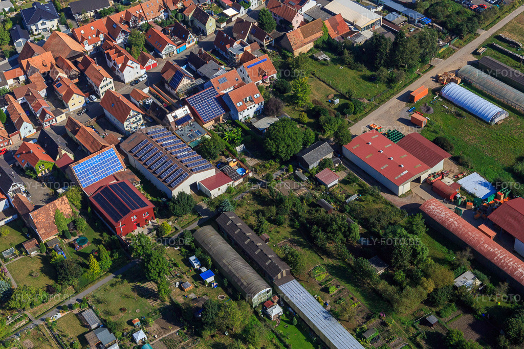Luftbild: Scheuern mit PV-Dächern an der Rheinstr in Kandel im Bundesland Rheinland-Pfalz in Deutschland. Foto: IMG_094993.jpg vom 24.09.2016 durch Werner Riehm/FLY-FOTO.de