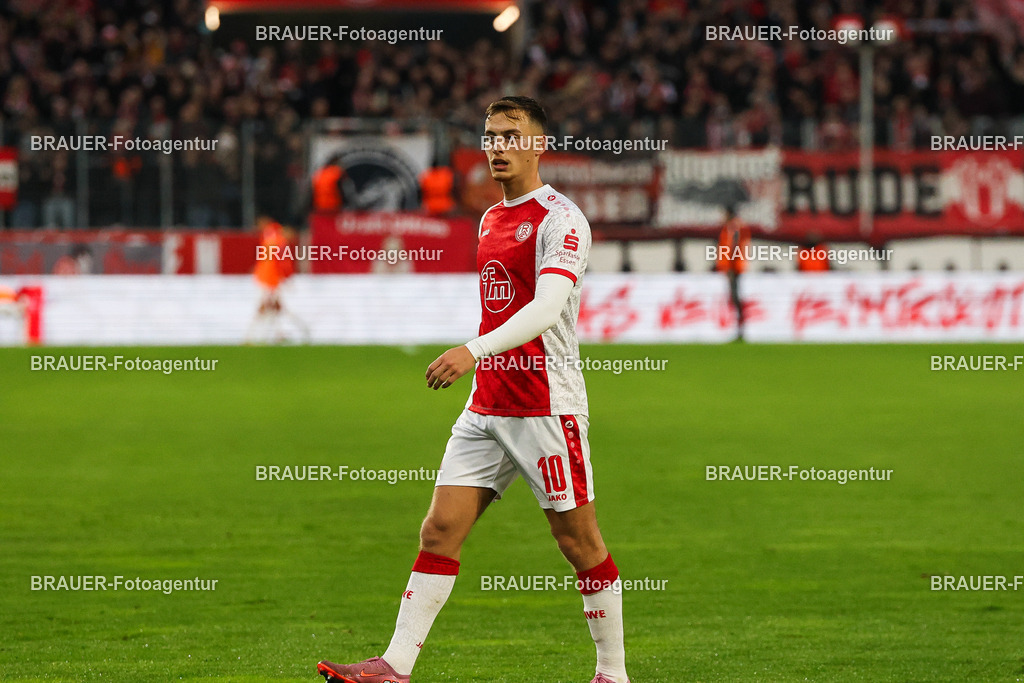 Rot-Weiss Essen - 1.Fc Schweinfurt | Essen, Deutschland, 02.11.2025 Marvin Obuz  (Rot-Weiss Essen) schaut während des 3.Liga Spiels zwischen  Rot-Weiss Essen und 1.Fc Schweinfurt am 02.11.2025 im Stadion an der Hafenstraße in Essen. (Foto von Timo Bluhmki-Schmidt/Brauer Fotoagentur