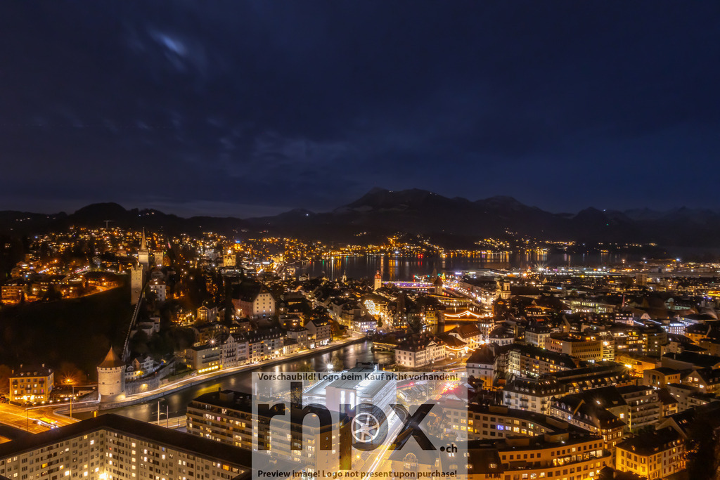 Aussicht auf Luzern in Weihnachtsstimmung | Nacht. Lichter. Weite. Ein funkelndes Meer aus goldenen Lichtern verwandelt Luzern in eine magische Kulisse vor den dunklen Bergen. Die warme Beleuchtung entlang der Reuss und der historischen Bauten schafft eine unvergleichliche, festliche Atmosphäre unter dem Nachthimmel. Wähle unter "Produktauswahl" dein Wunschformat: Vom klassischen Wandbild über Puzzle &amp; Tassen bis zum digitalen Download (z.B. als Handy-Hintergrund). - Realisiert mit Pictrs.com
