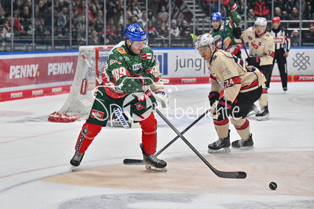 Augsburger Panther - Nürnberg Ice Tigers | im duell Mark ZENGERLE (Augsburger Panther #89) und Markus WEBER (Nürnberg Ice Tigers #24) / Zweikampf / DEL: Augsburger Panther - Nuernberg Ice Tigers, Curt Frenzel Stadion am 06.12.2024