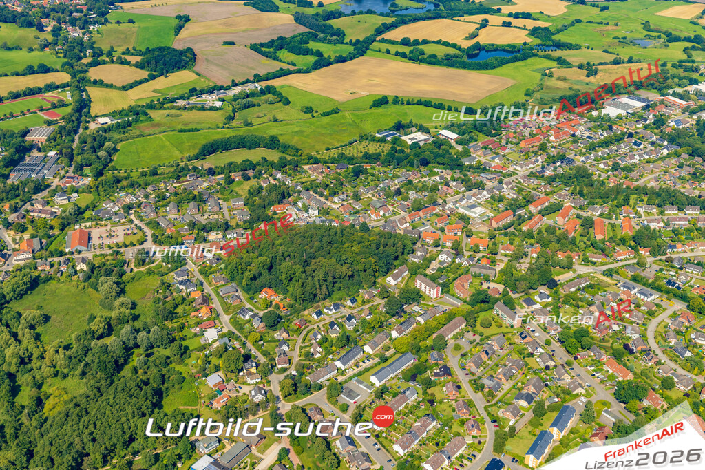 Neue Luftbildaufnahme der Stadt Malente - Das Luftbild wurde 2025 vom UL-Flugzeug heraus erstellt ( keine Drohnenaufnahme ) - Hochauflösende Luftaufnahme - für Wandbilder und großformatige Ausdrucke geeignet. Das besondere Geschenk!Hier alle&nbsp;Infos zur Lizenzierung der LuftaufnahmeWir fliegen auch dieses Jahr wieder in Ihre Region um Luftbilder zu erstellen.- Luftbild anfragen