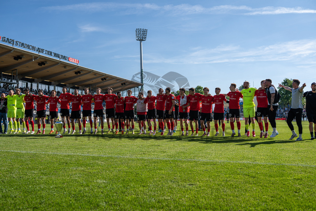 Stuttgarter Kickers vs. SG Sonnenhof Großaspach, Fussball, WFV-Pokal, Finale, 23.05.2026 | Team jubelt nach Abpfiff mit Fans, Zuschauern und Verantwortlichen,Stuttgarter Kickers vs. SG Sonnenhof Großaspach, Fussball, WFV-Pokal, Finale, 23.05.2026