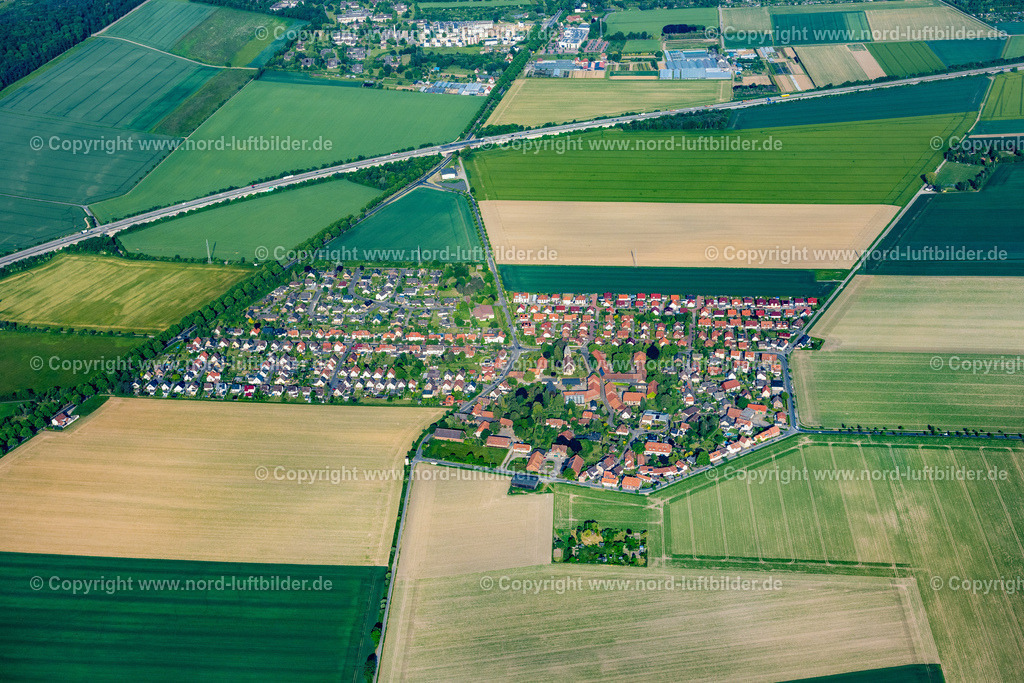 Hildesheim_Achtum_ELS_4139050623 | ACHTUM 05.06.2023 Landwirtschaftliche Nutzflächen und Feldgrenzen umsäumen das Siedlungsgebiet des Dorfes an der Ringstraße in Achtum bei Hildesheim im Bundesland Niedersachsen, Deutschland. // Agricultural areas and field boundaries surround the settlement area of the village on the Ringstrasse in Achtum near Hildesheim in the state of Lower Saxony, Germany. Foto: Martin Elsen