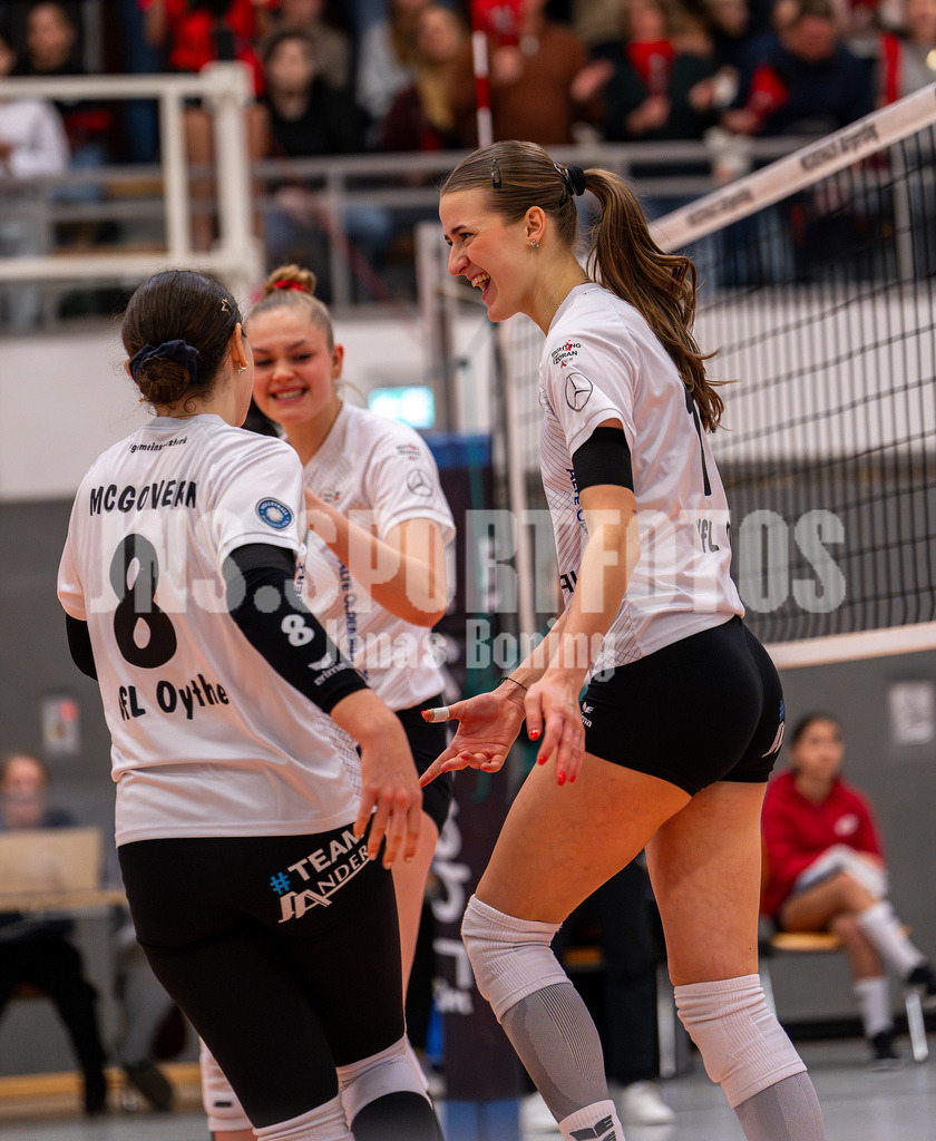 Volleyball I Frauen I Saison 2025-2026 I 2 Bundesliga Pro I 17. Spieltag VFL Oythe - VC Stralsund I 1604 | Georgia McGovern (8,VFL Oythe), Mariele Meyer (10,VFL Oythe) und Annelis Lotte Tyws (13,VFL Oythe) - Realisiert mit Pictrs.com