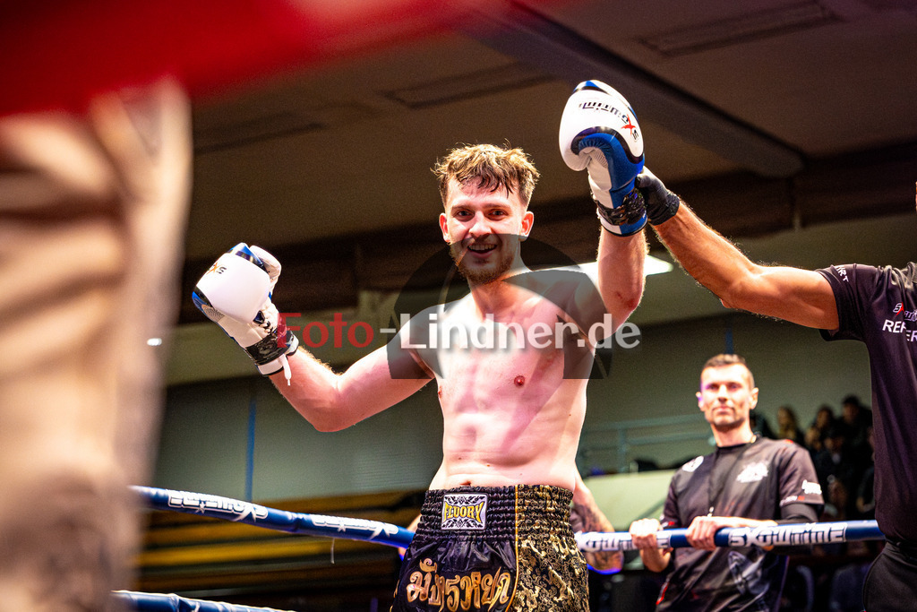 Sokol ibishi (Ho-Jen Lindau) blau gegen Milutin Djordjevic (Kampfsport Kosaric) rot | MFA Fight Night Herren K1 Style -80kg Kampf 5, Sokol ibishi (Ho-Jen Lindau) blau gegen Milutin Djordjevic (Kampfsport Kosaric) rot, 20251108,,2025-11-08 in Penzberg (Wellenberghalle Penzberg), Copyright: WolfgangxLindner www.foto-lindner.de