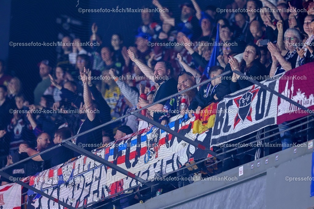 KEC23042501103 | 23.04.2025, Eishockey, DEL Finale Play-offs, Kölner Haie - Eisbären Berlin, Finale Spiel 3, Lanxess-Arena Köln: Torjubel nach dem Tor zum 4:0 durch Blaine Byron (Eisbaeren Berlin #23) - Die Fans stehen jubelnd im Gästeblock