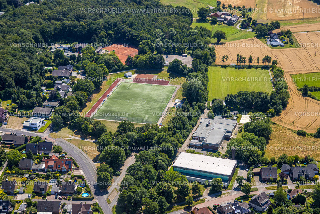 Huenxe220702654 | Luftbild, Sportplatz und Sporthalle sowie Hallenbad Hünxe, Hünxe, Ruhrgebiet, Nordrhein-Westfalen, Deutschland