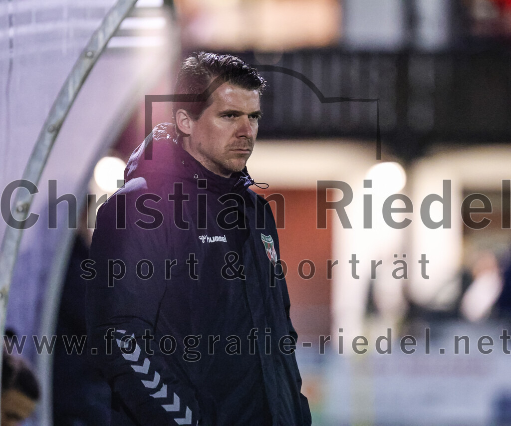 2024-03-15_045_FC_Schwaig_gegen_1_FC_Garmisch-Partenkirchen | Oberding, Deutschland, 15.03.2024:
Fußball, Landesliga Südost 2023 / 2024, 25. Spieltag, FC Schwaig gegen 1. FC Garmisch-Partenkirchen, Endergebnis: 4:0

Trainer Benjamin Held (FC Schwaig)

Foto: Christian Riedel / fotografie-riedel.net