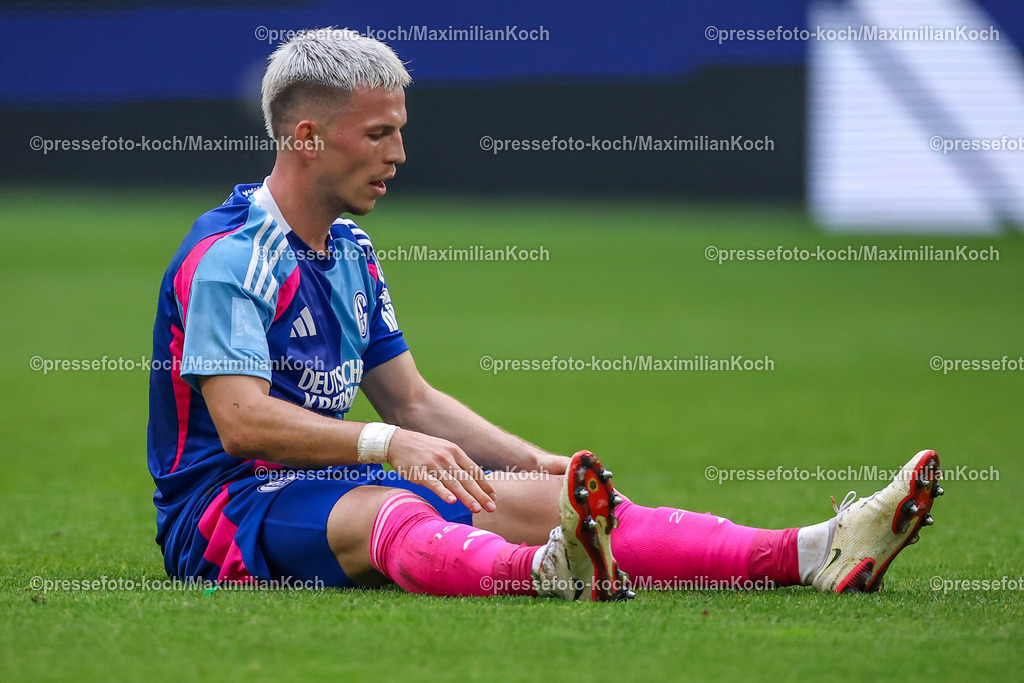 Schalke26102402134 | 26.10.2024, Fußball, FC Schalke 04 - SpVgg Greuther Fürth, 2. Fußball Bundesliga, Veltins-Arena Gelsenkirchen, Saison 2024 2025: Lino Tempelmann (Schalke04 #27) sitzt enttäuscht auf dem Spielfeld Enttäuschung NiederlageDFB regulations prohibit any use of photographs as image sequences and or quasi-video.