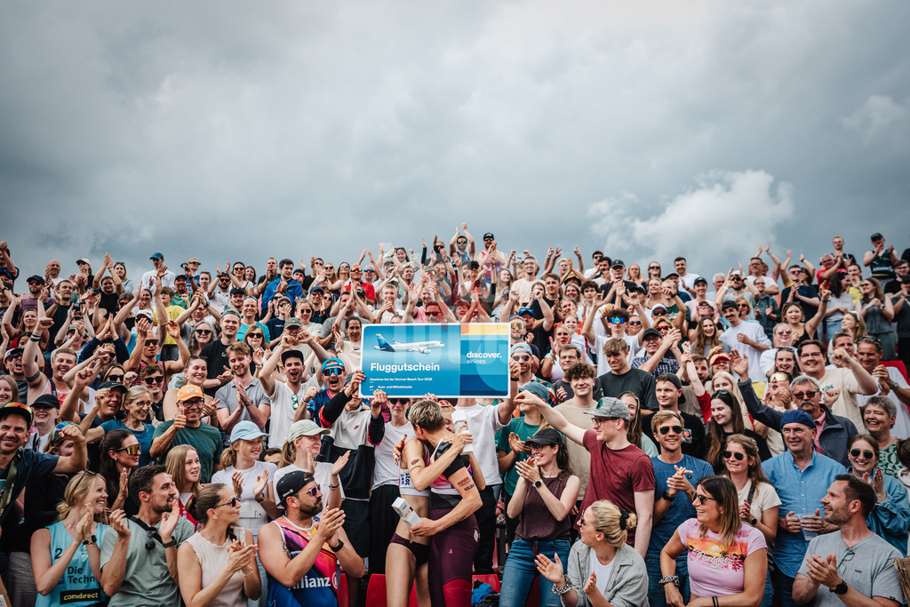 Beachvolleyball | Frauen | Allianz German Beach Tour 2025 | Tourstop Bremen | 15.06.2025 | v.l. Nele Barber und Melanie Gernert nach dem Turniersieg Siegerfoto mit den Fans
