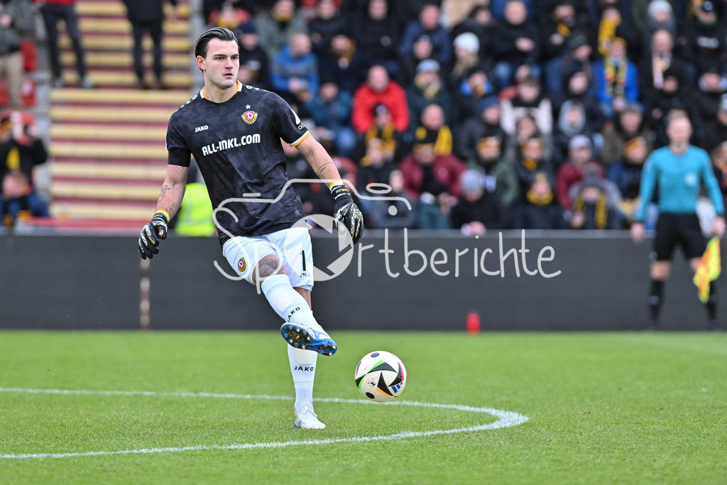 SpVgg Unterhaching - Dynamo Dresden | am Ball Tim Stanislav SCHREIBER (Dynamo Dreseden 1) / Freisteller / Einzelfoto / 3. Liga: SpVgg Unterhaching - Dynamo Dresden, Uhlsportpark am 21.12.2024