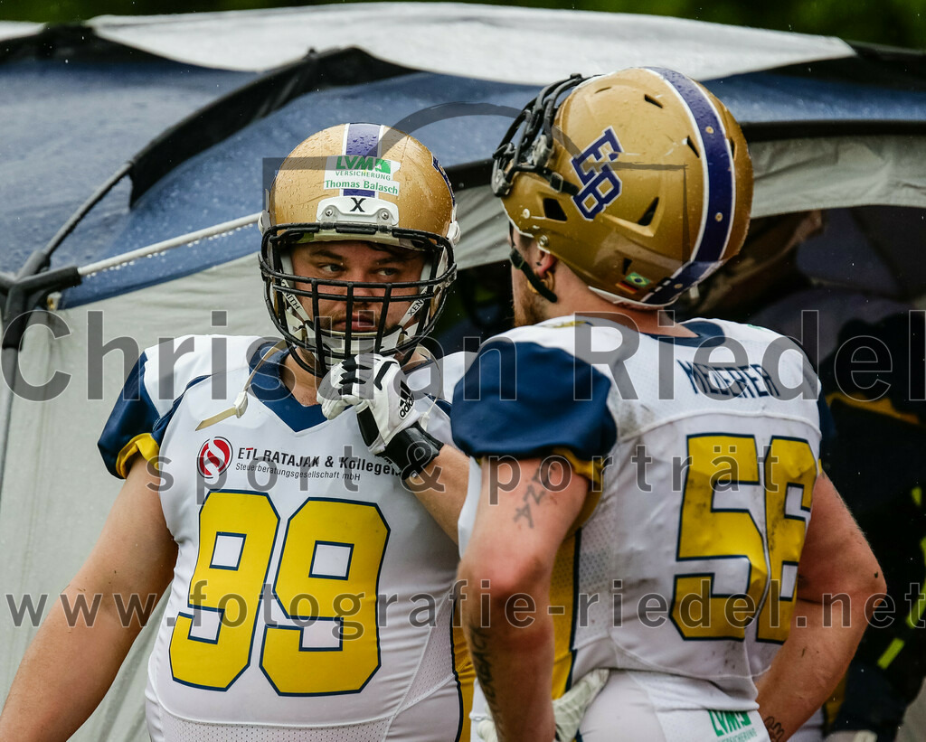 2022-05-29_041_Erding_Bulls_gegen_Nuernberg_Rams | Erding, Deutschland, 29.05.2022:
Fußball, Regionalliga 2022, 5. Spieltag, Erding Bulls gegen Nürnberg Rams, Endergebnis: 10:16

Marco Siegel (Erding Bulls, #99), Matthäus Mederer (Erding Bulls, #56)

Foto: Christian Riedel / fotografie-riedel.net