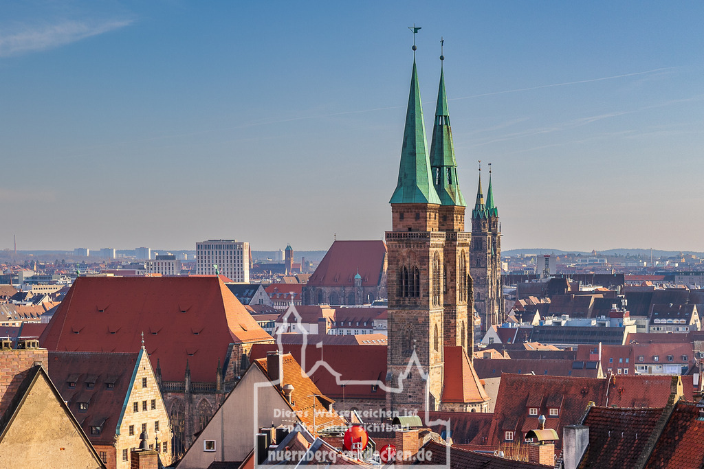Nürnberger Stadtbild, 09.03.2025 | Blick über die Altstadt von Nürnberg, Deutschland, mit der Sebalduskirche im Vordergrund. Die markanten Doppeltürme der gotischen Kirche mit ihren grünen Spitzen dominieren die historische Stadtsilhouette. Im Hintergrund ist die Lorenzkirche mit ihren ebenfalls grün patinierten Türmen zu sehen. Die roten Ziegeldächer der Altstadthäuser prägen das Stadtbild, während im Hintergrund moderne Gebäude die Skyline ergänzen. - Realisiert mit Pictrs.com