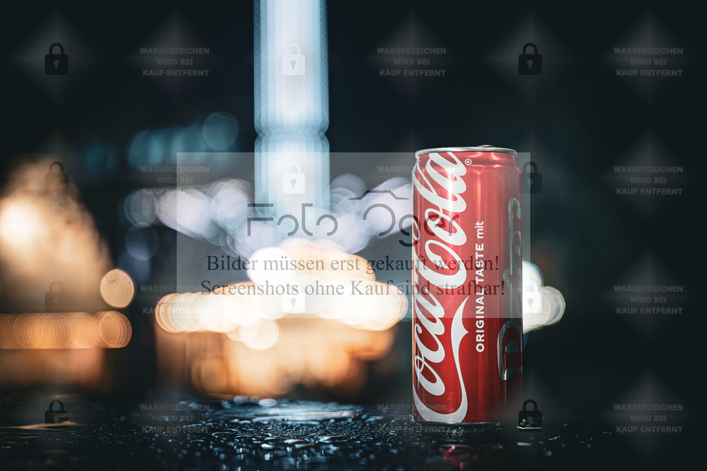 Cola bei Nacht | Ein klassischer Moment – eine Cola-Dose im Glanz der Lichter.Das Spiel aus Reflexionen, Bokeh und Nachtstimmung verleiht dem alltäglichen Motiv eine ganz besondere Magie. Ein Sinnbild für kleine Pausen im hektischen Trubel. - Realisiert mit Pictrs.com